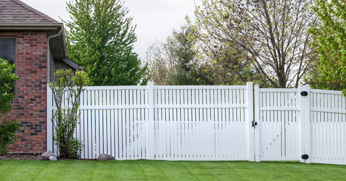 What You Need to Know About Vinyl Picket Fences